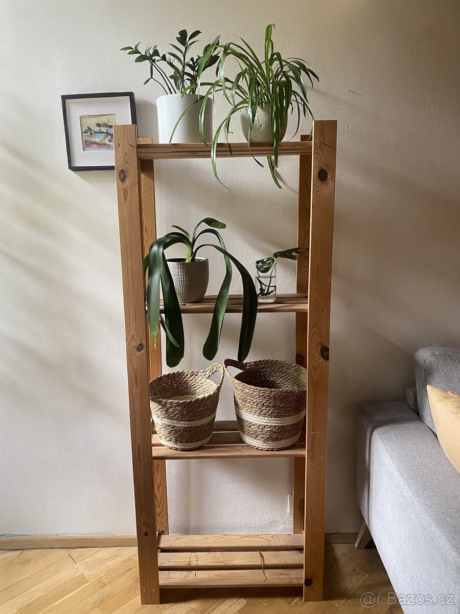 Dřevěný regál IKEA Hejne