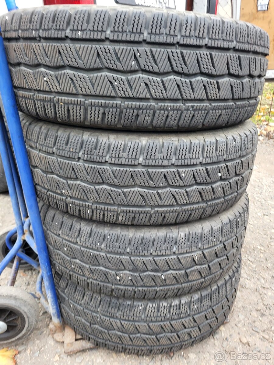 205 65 16C Hankook Winter Icept LV