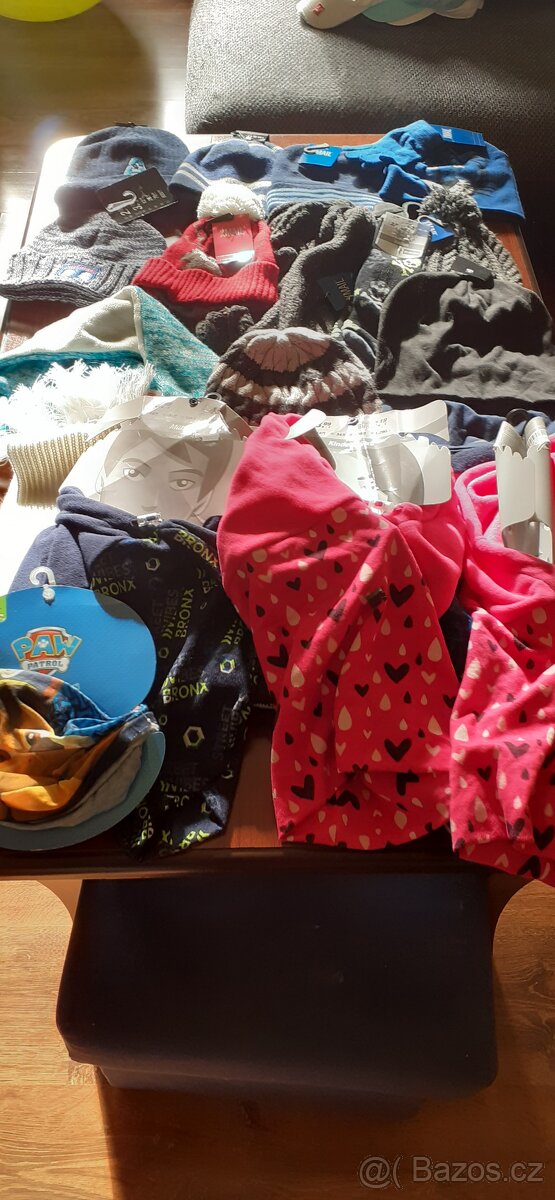 MIX čepic a šálů - 19 kusů