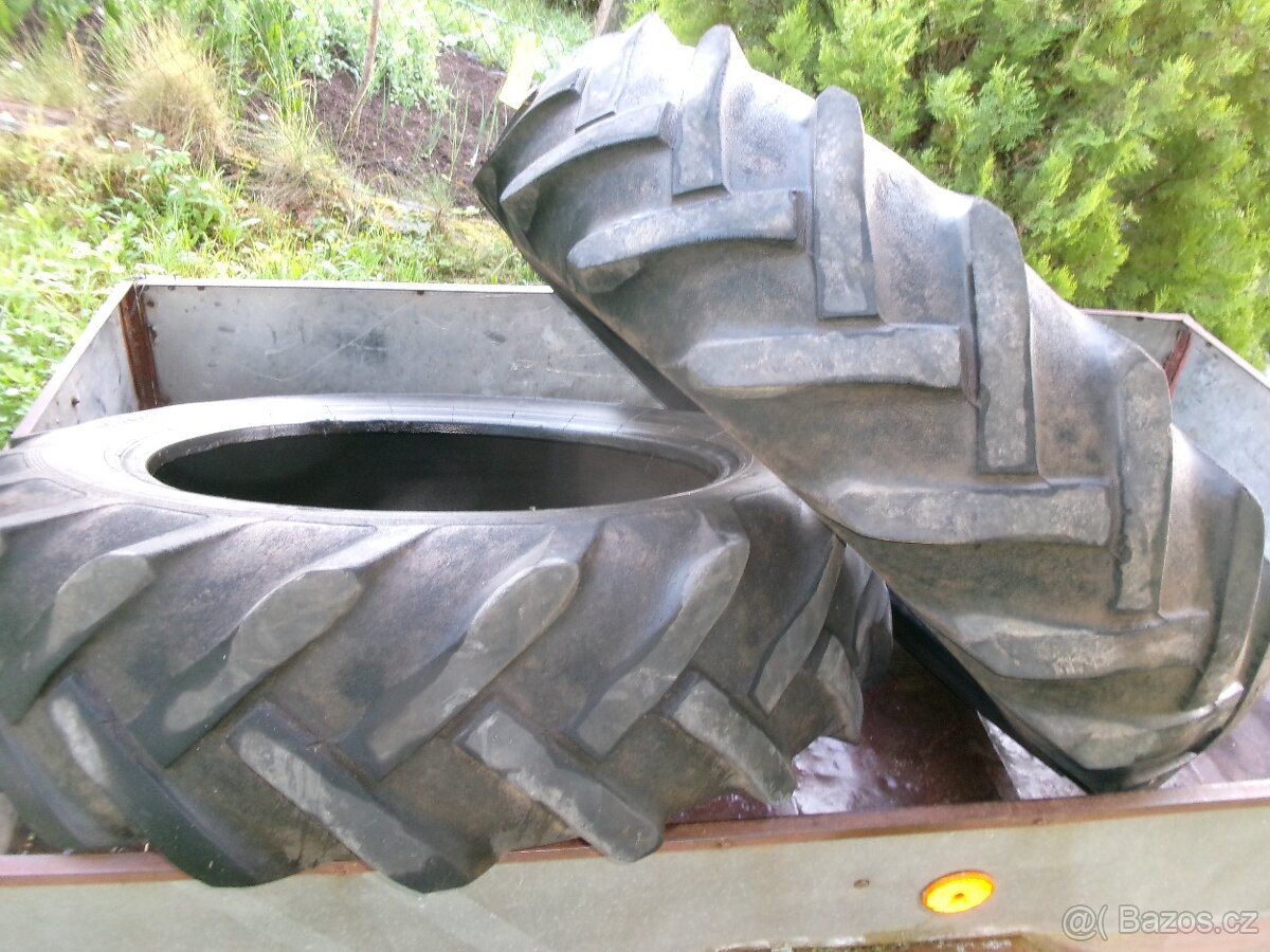 prodám ojeté pláště kol na traktor Zetor 30, nádrž, závěsnou