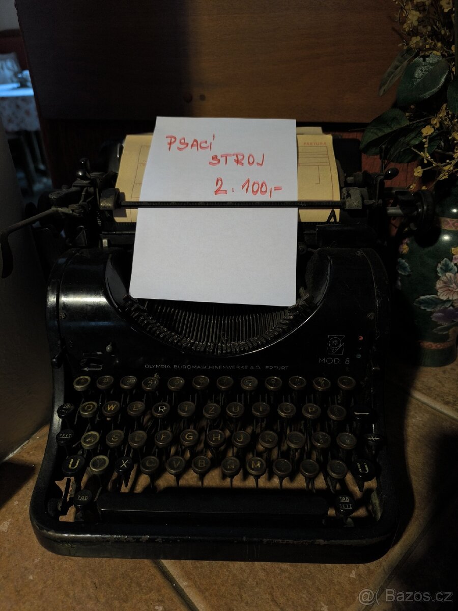 Starožitný psací stroj Olympia.