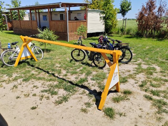 Dřevěný stojan na kola