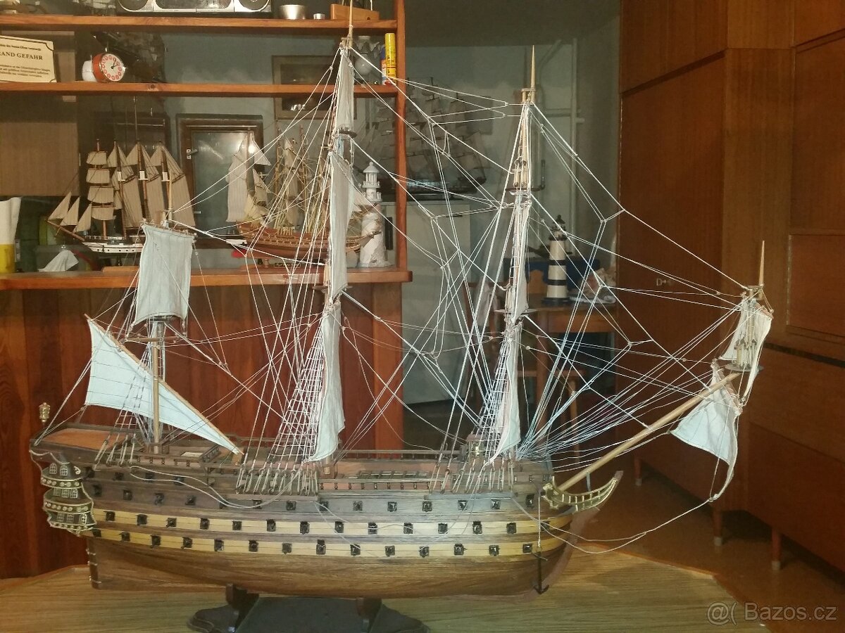 Model dřevěné třípatrové bitevní lodě La Bretagne