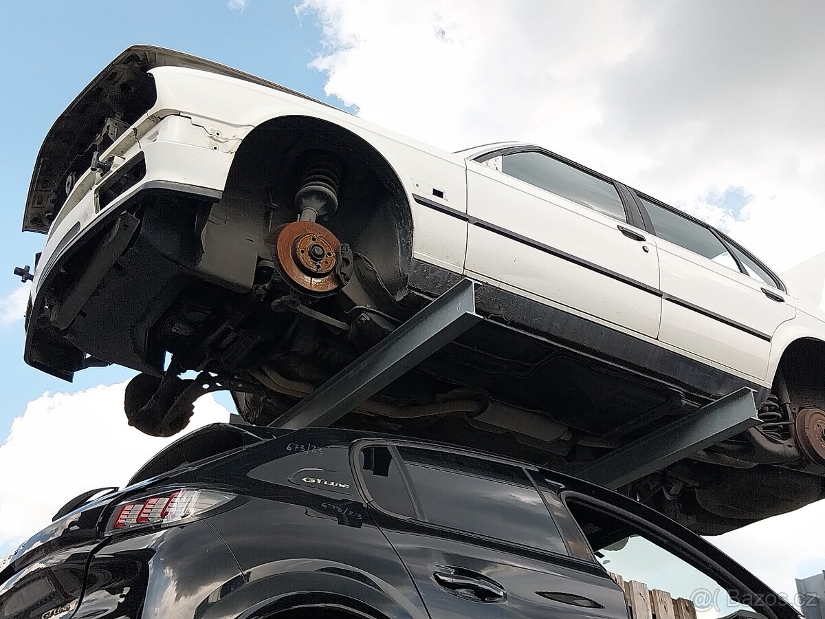 Bmw e30 - JEN dveře, kapoty, blatníky-Bez koroze