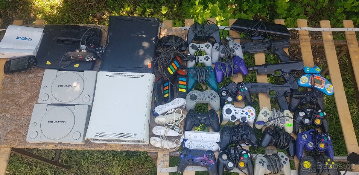 Konzole a ovladače na náhradní díly.xbox playstation