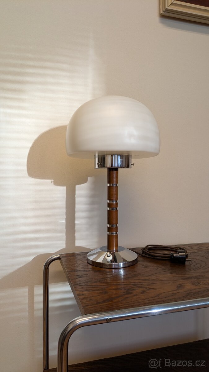 Velká starožitná stolní lampa chrom, dřevo a mléčné sklo