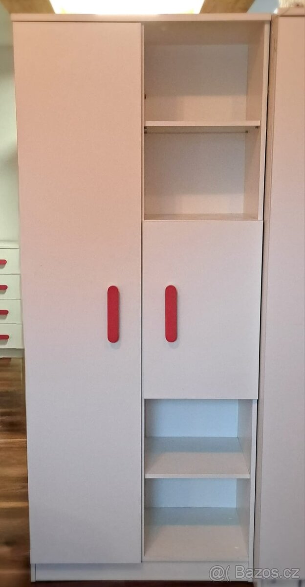 2x Dětský pokoj - skříně, stoly, postele, rostoucí židle