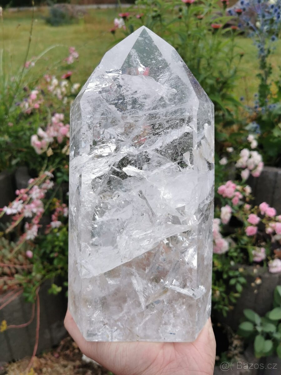 Křišťál - obří leštěný menhir s úžasným vnitřním světem