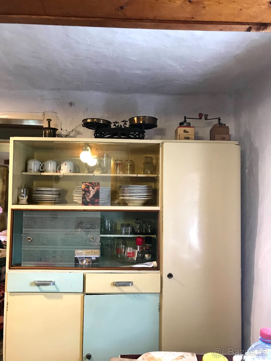 Kredenc, stůl mycí, stůl + 2 židle