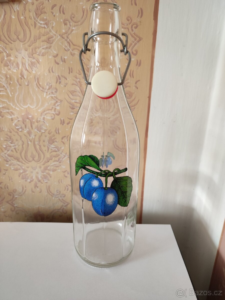 Láhve na alkohol a sklenice