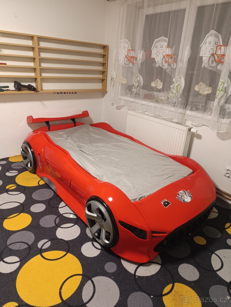 Dětská postel auto