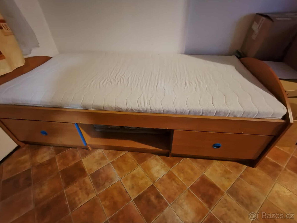 Postel s polohovacím roštem