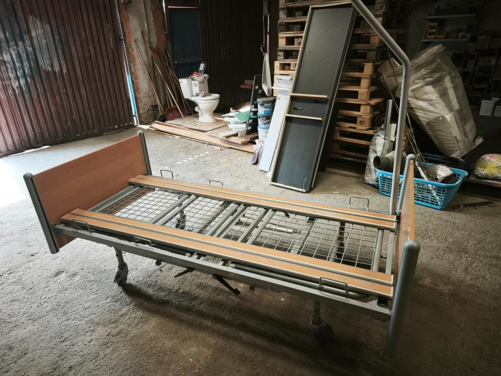 Mechanická polohovací postel