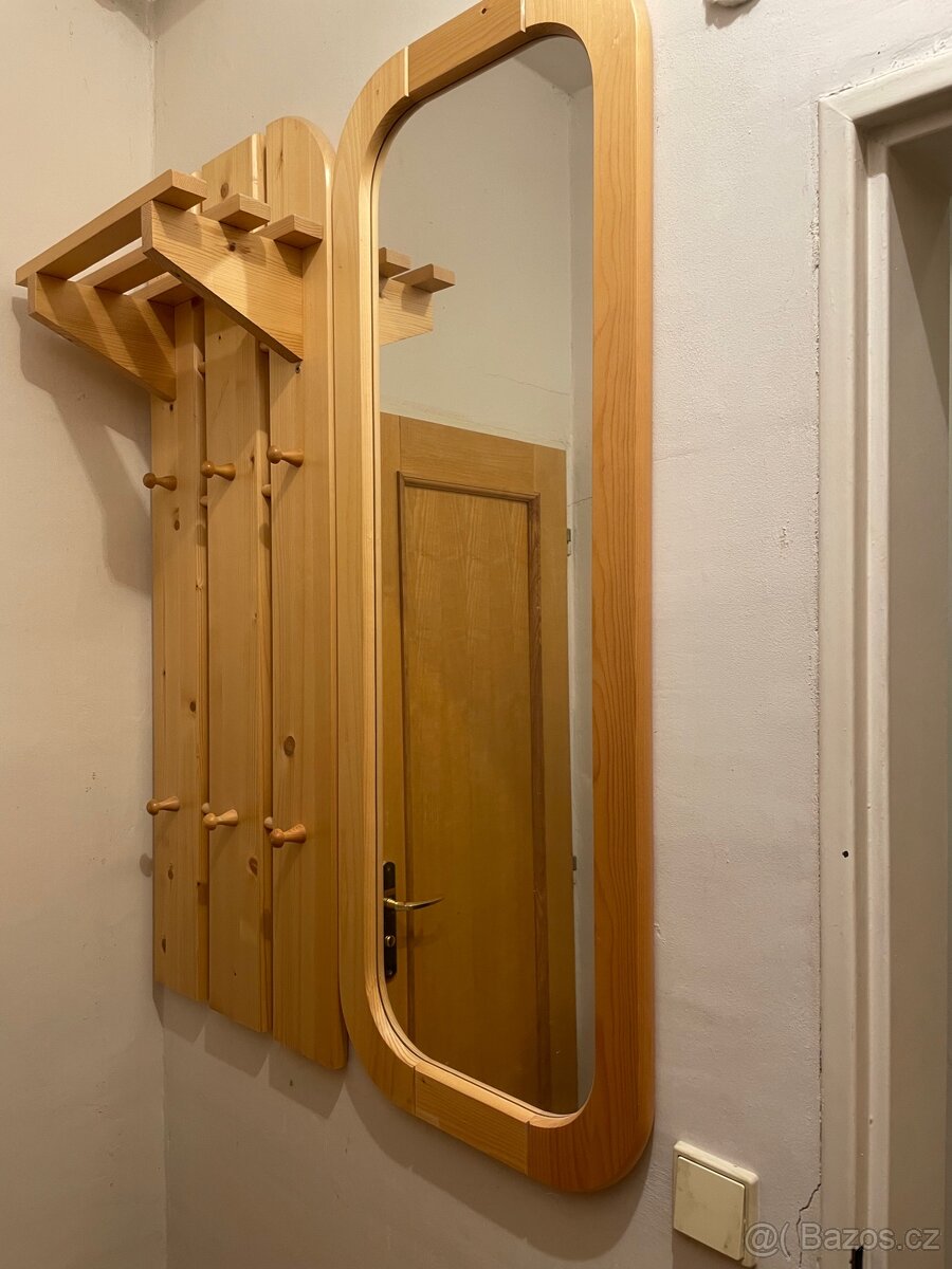 Dřevěný věšák se zrcadlem