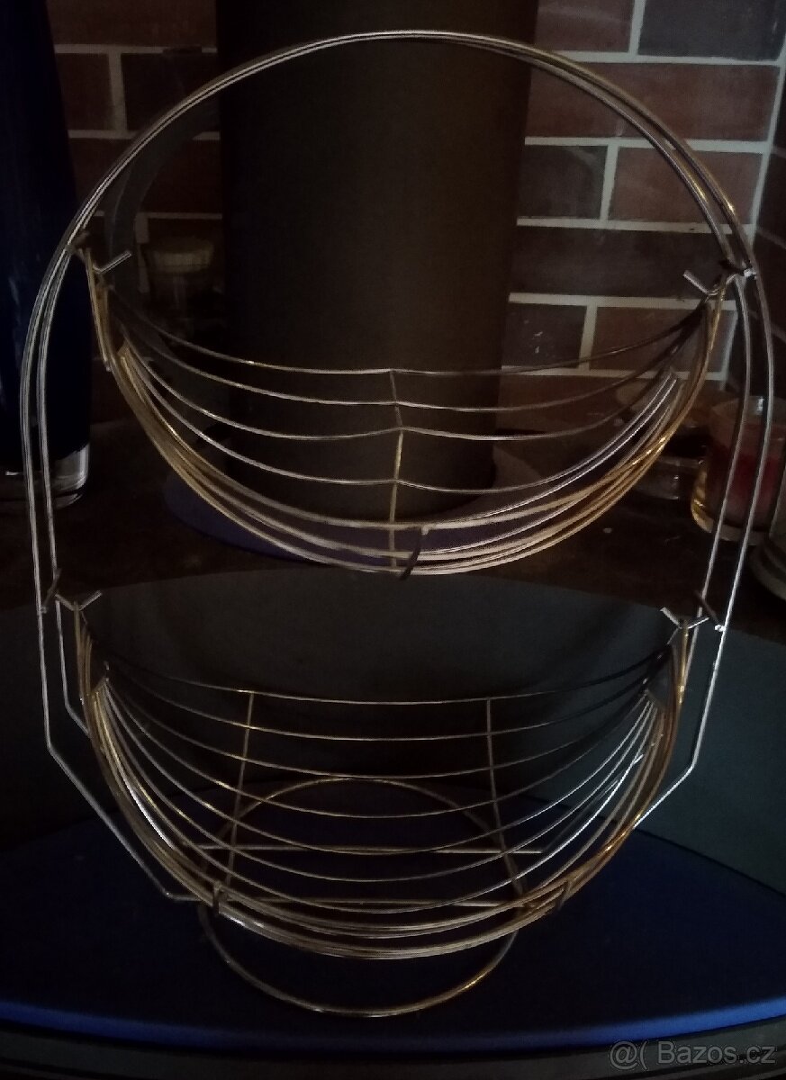 Dvoupatrový a 4x různé drátěný koše,3x kryt na potraviny