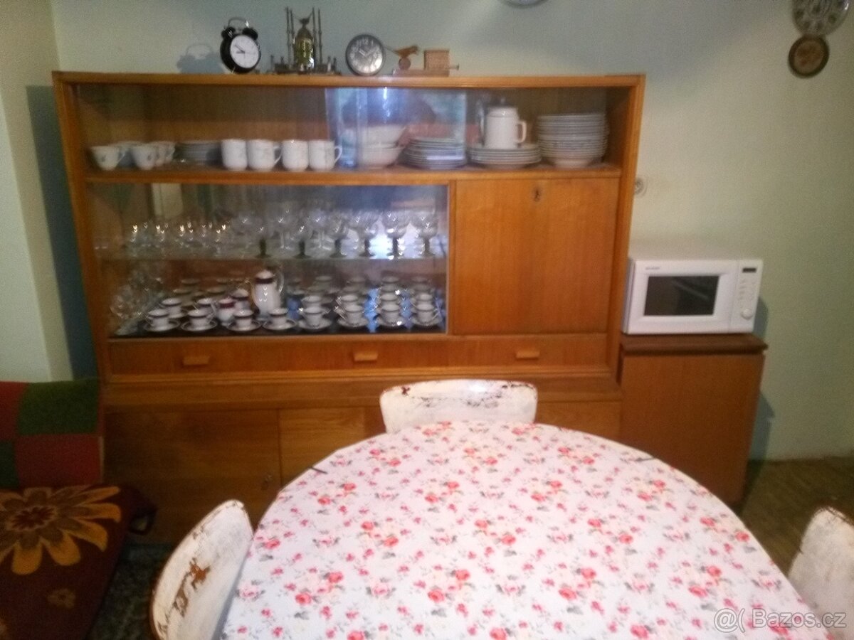 Prodám různý nábytek, kulatý rozkládací stůl