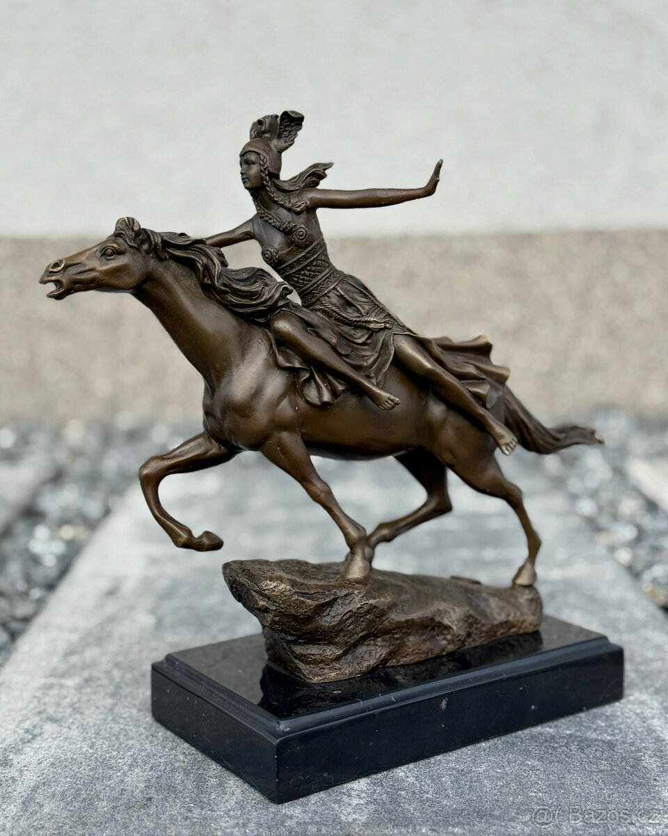 Bronzová socha Valkýra na koni nordická bojovnice decorace