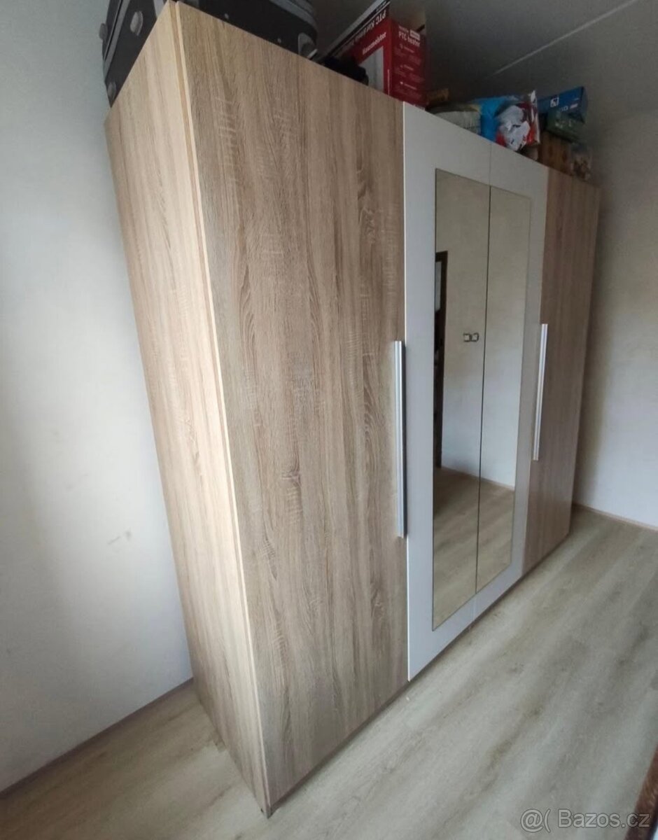 Velká šatní skříň se zrcadlem