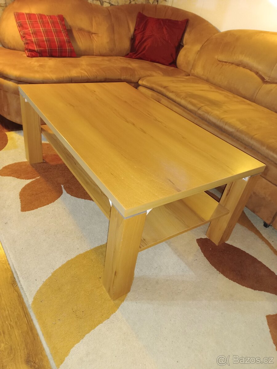 Konferenční stolek.