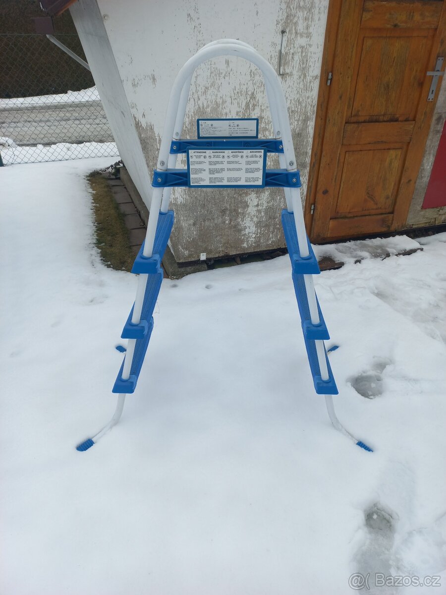 Schůdky k bazénu