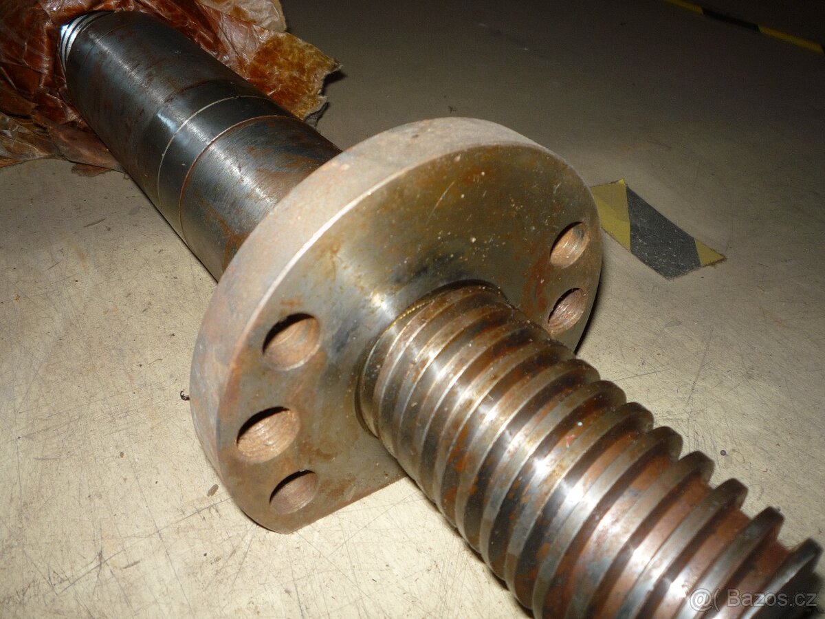 Trapézový šroub posuvu horizontky