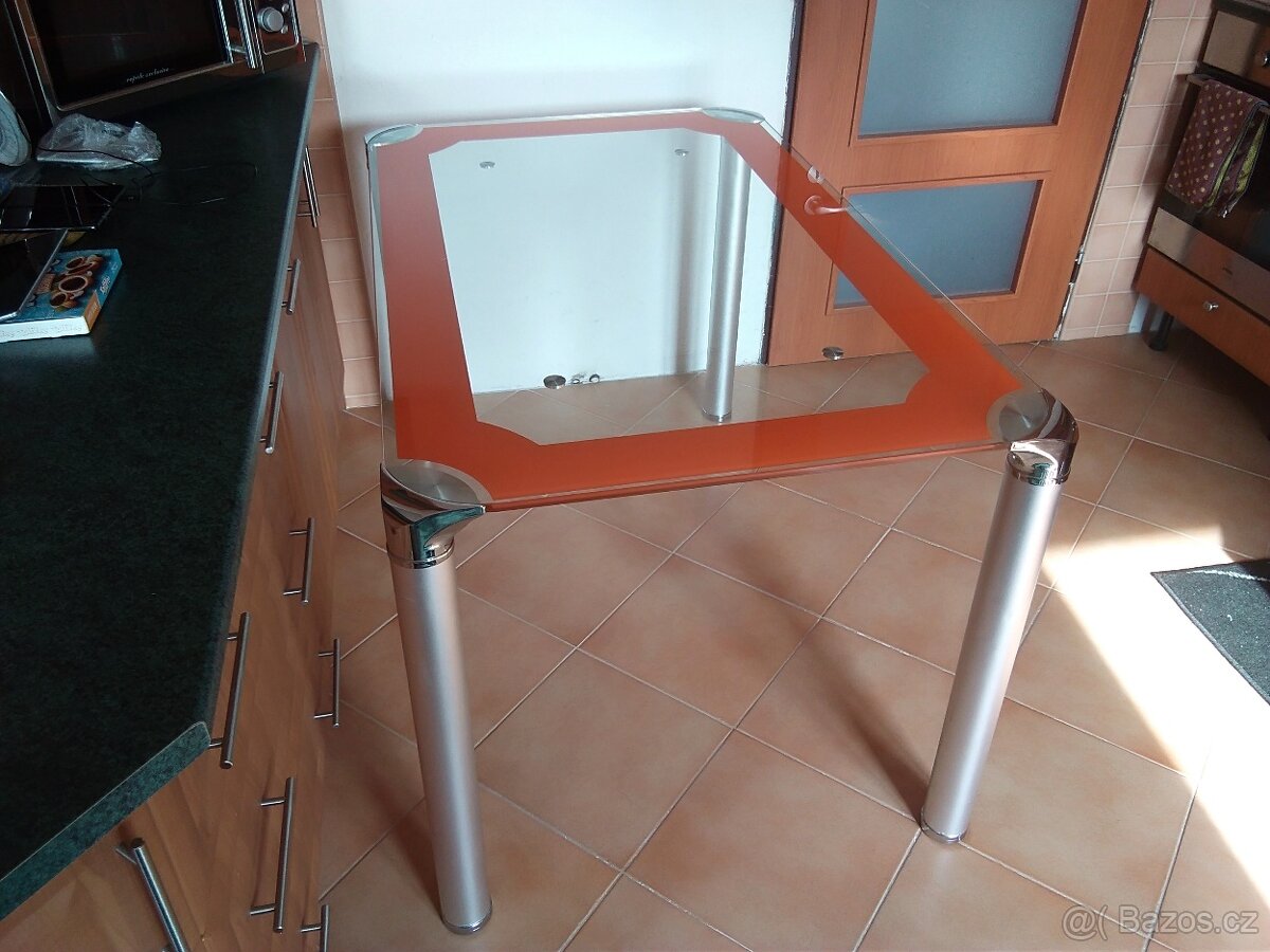 Jídelní stůl (sklo) + 4x židle (koženka)