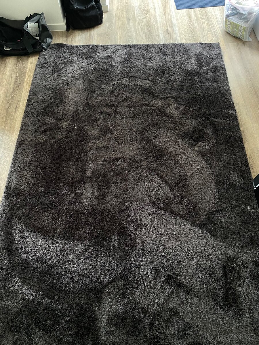 Tmavě šedý / antracitový koberec