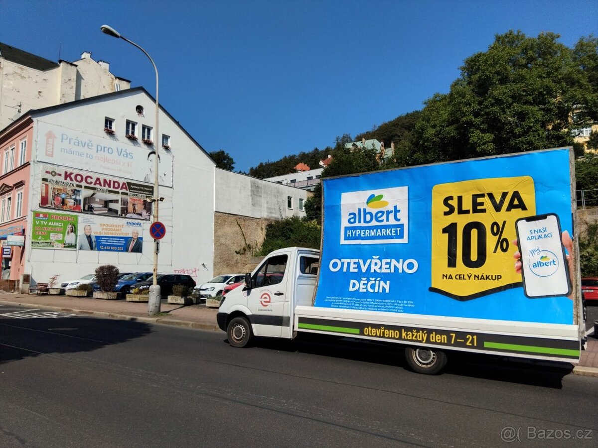 Ridic reklamní auto s billboardem