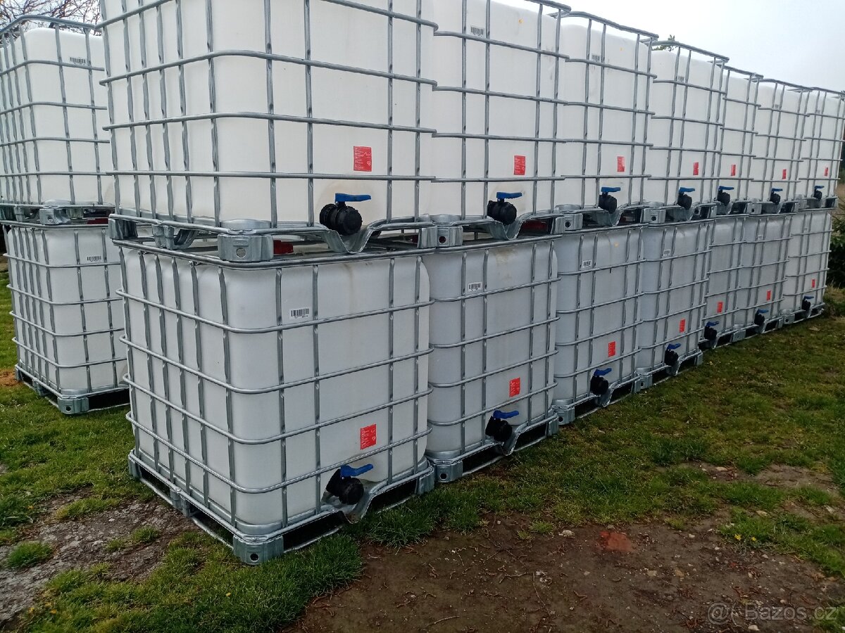 IBC nádrže kontejnery na 1000 litrů černé bílé