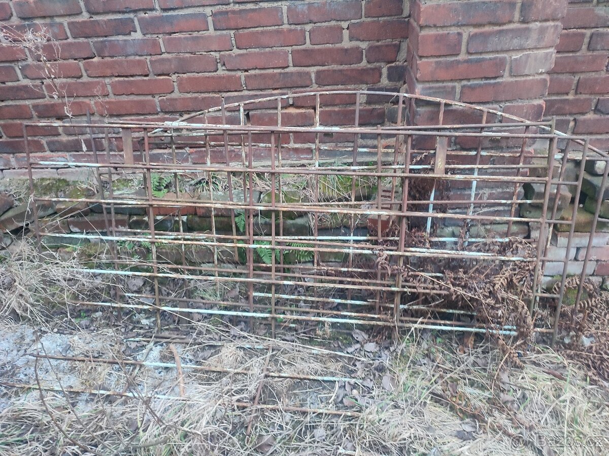 Mříže 3ks na dveře a 1ks je jakýsi oblouček
