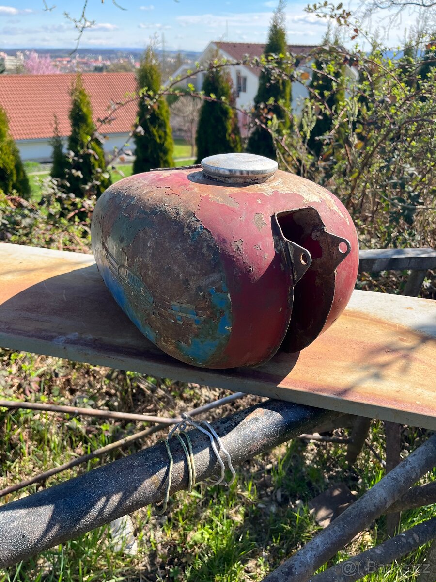Predam nadrž na Jawa s otvorom na ampermeter č.1
