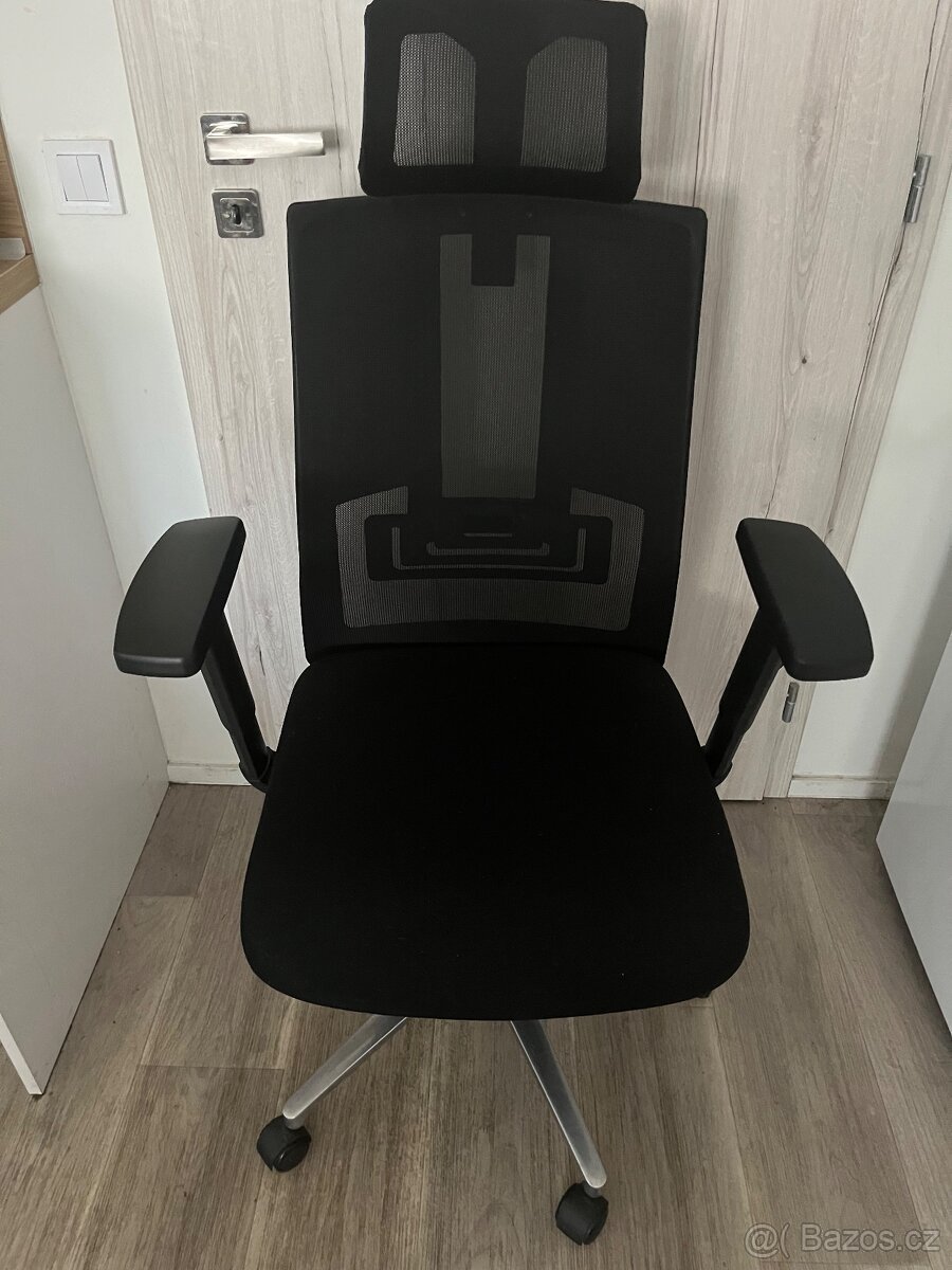 Otočná kancelářská židle