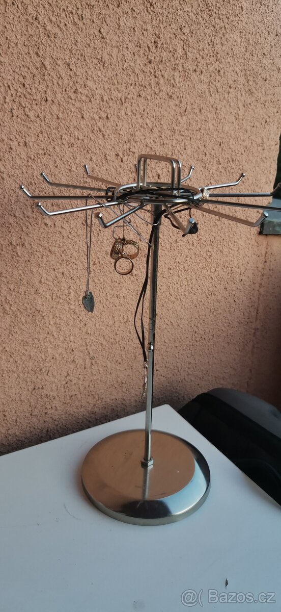 Originální stojan na šperky