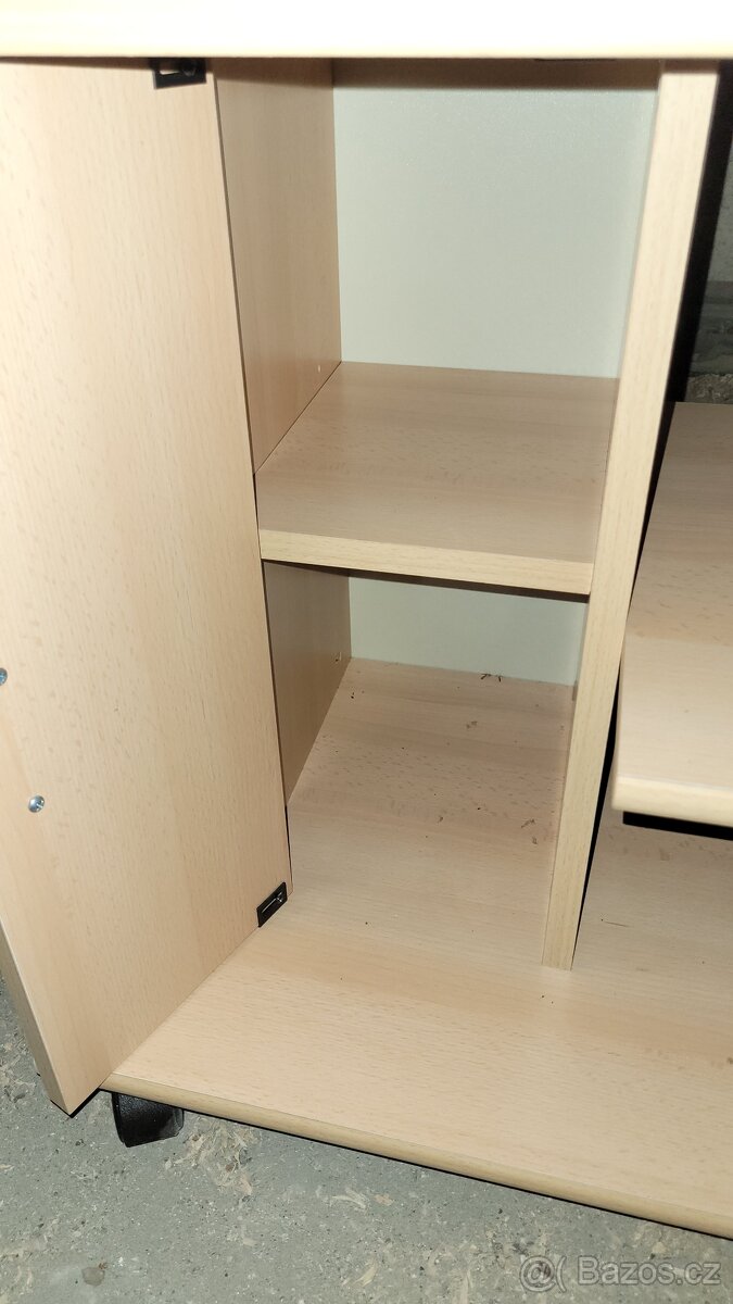 Stůl pod TV