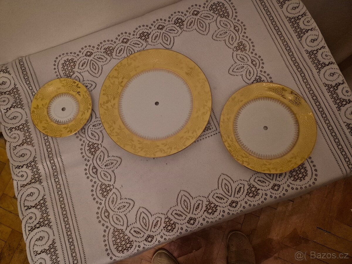 Tři porcelánové dekorativní talíře s otvorem