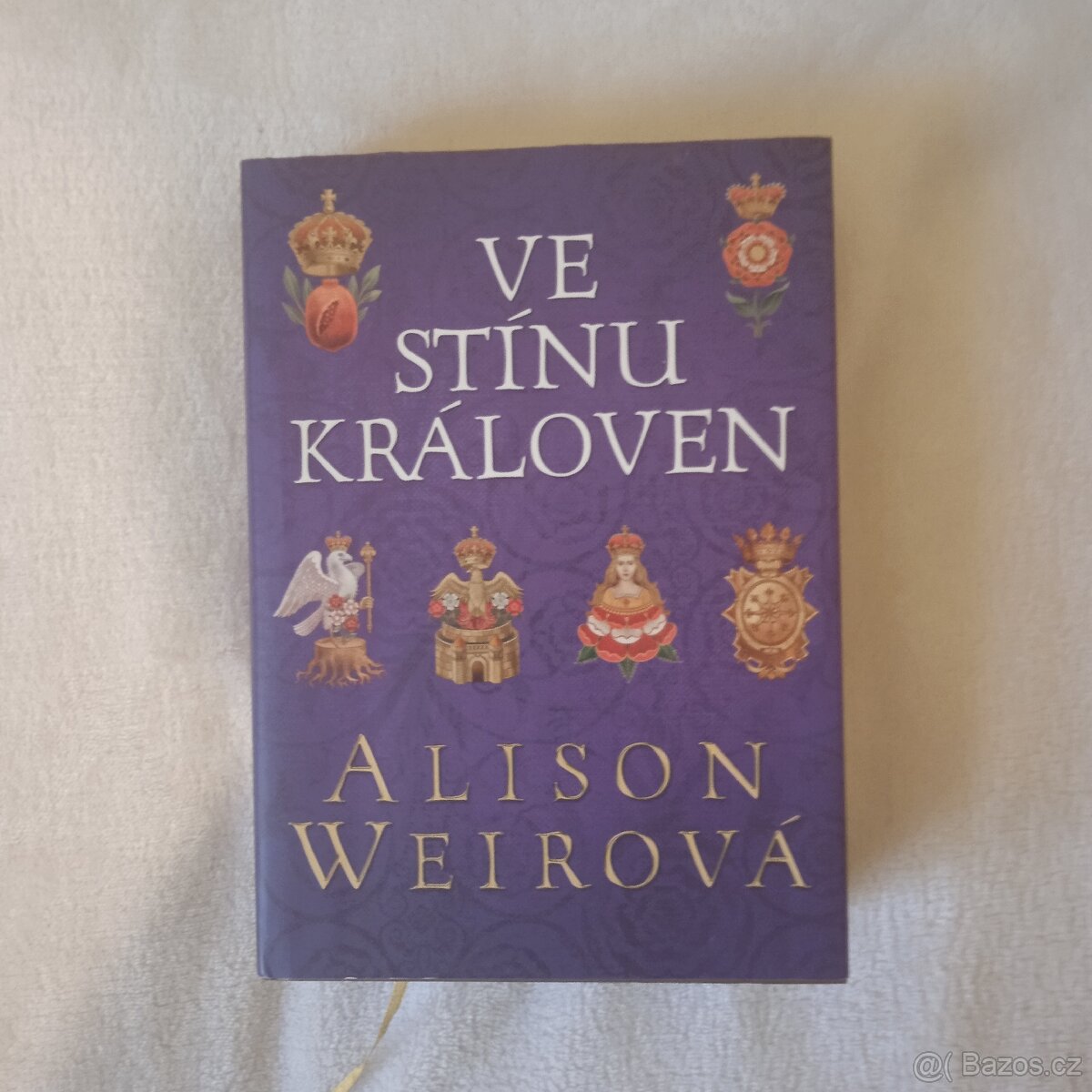 Nabízím knihu Ve stínu královen