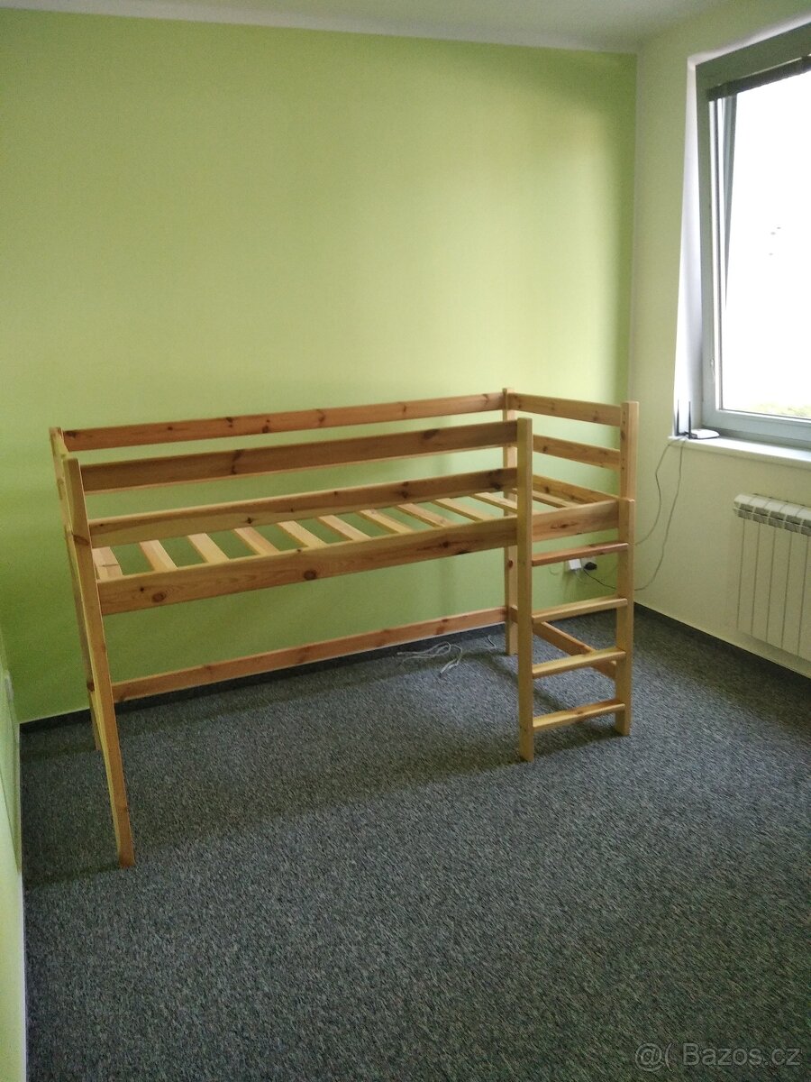 Dětská postel z masívu