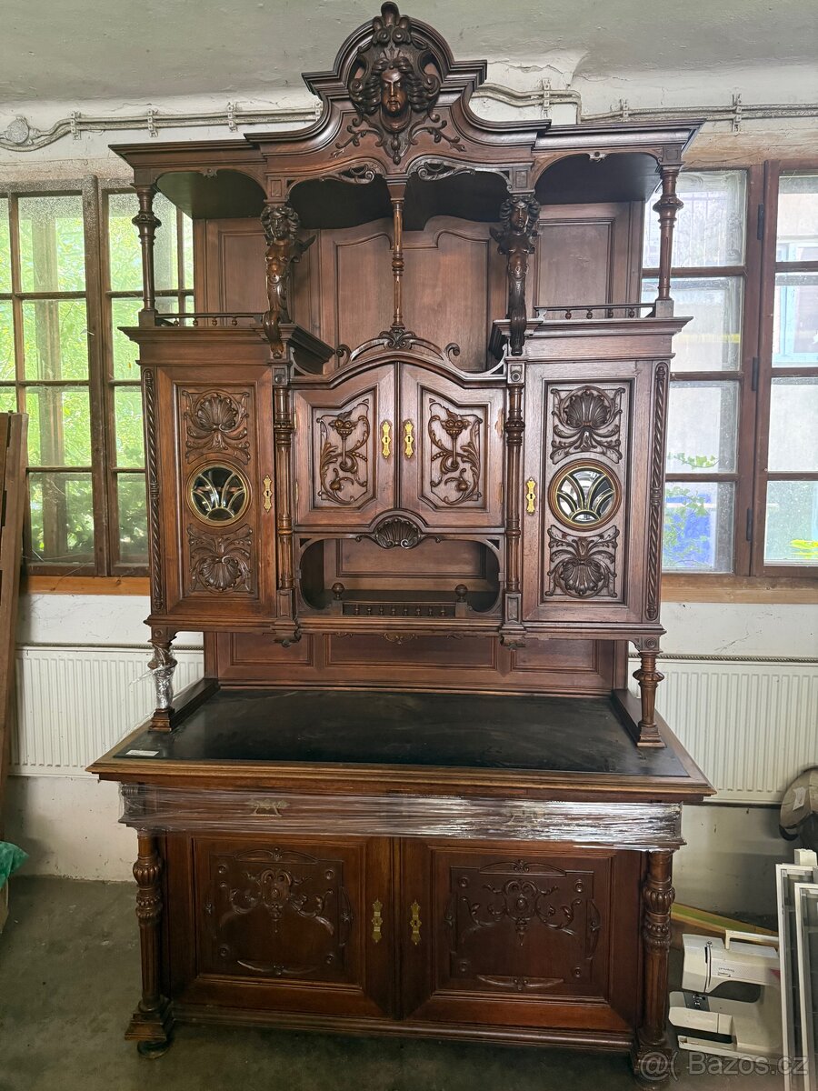 Starožitný bohatě zdobený sekretář - příbornik