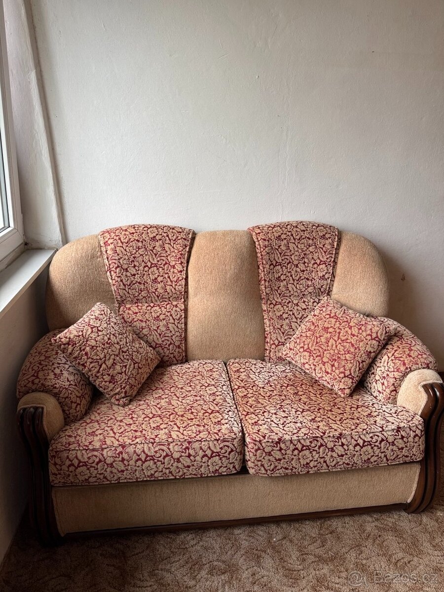 Darujeme dvousedačky, křesla a rozkládací pohovky, 3 kusy