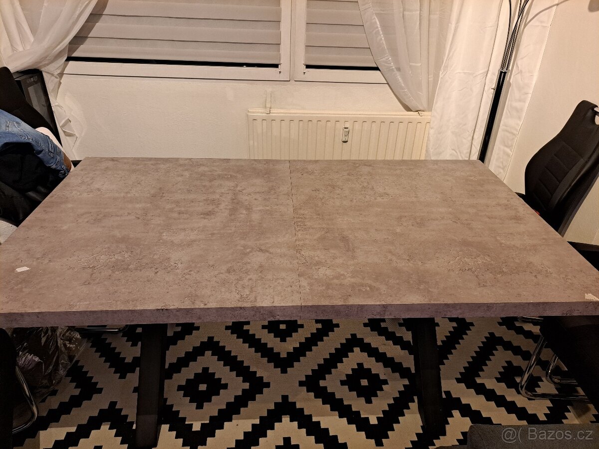 Velký jídelní stůl