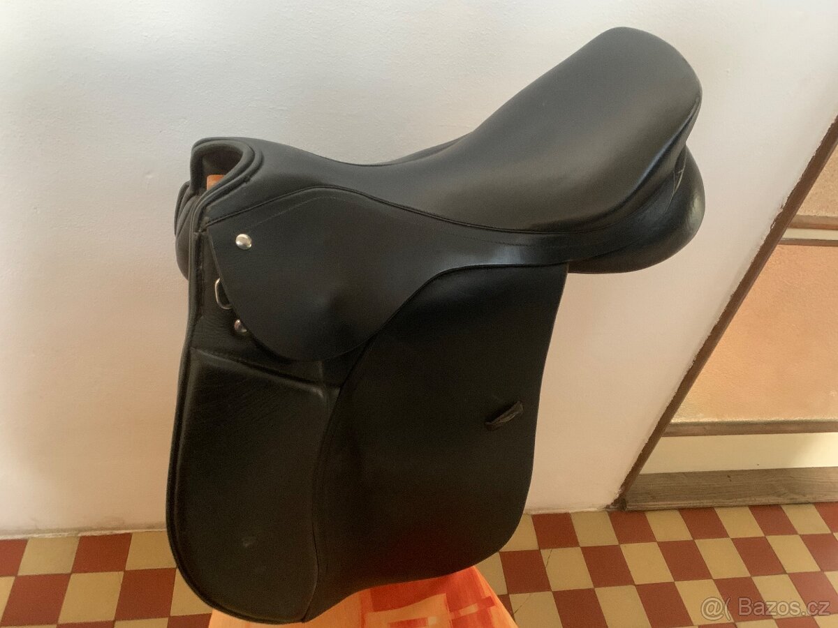 Všestranné skokové sedlo Revo I