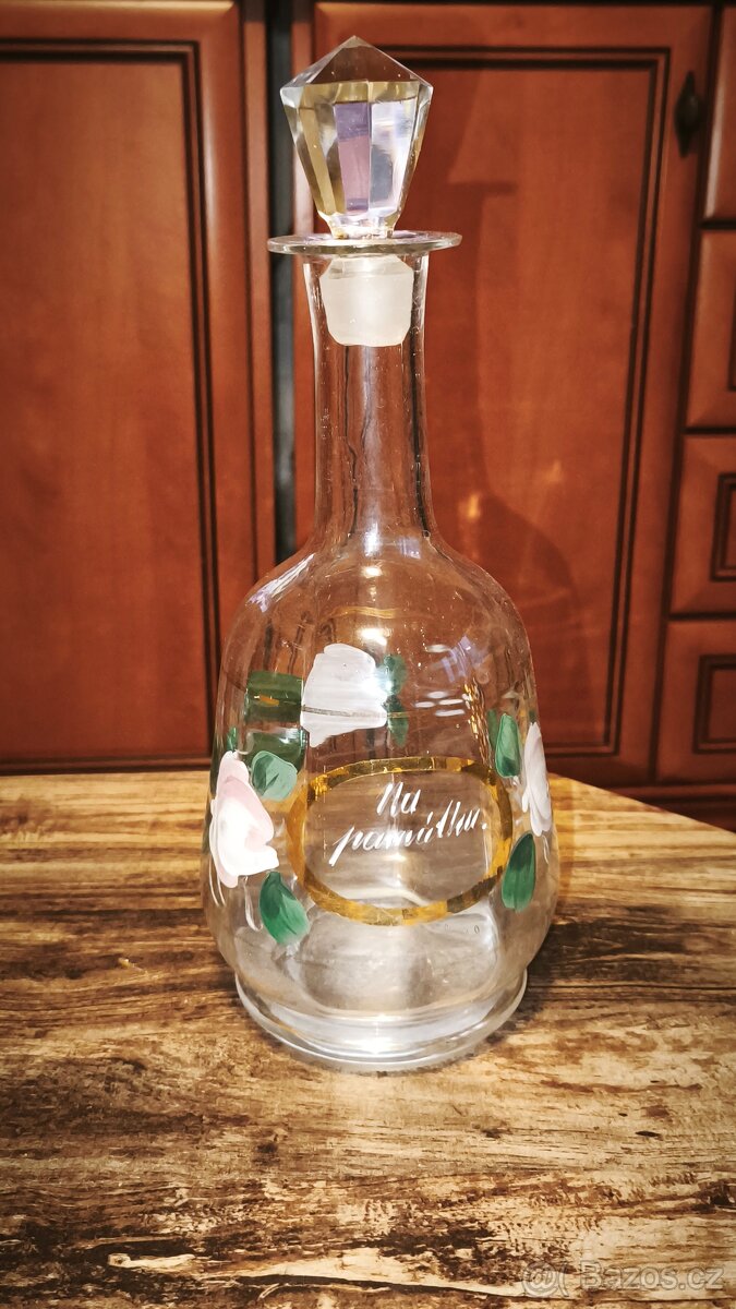 Starožitná ručně malovaná karafa.