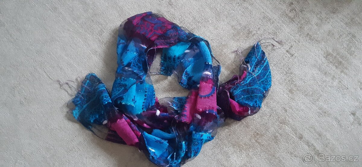 jemný šátek světle modro-fialový