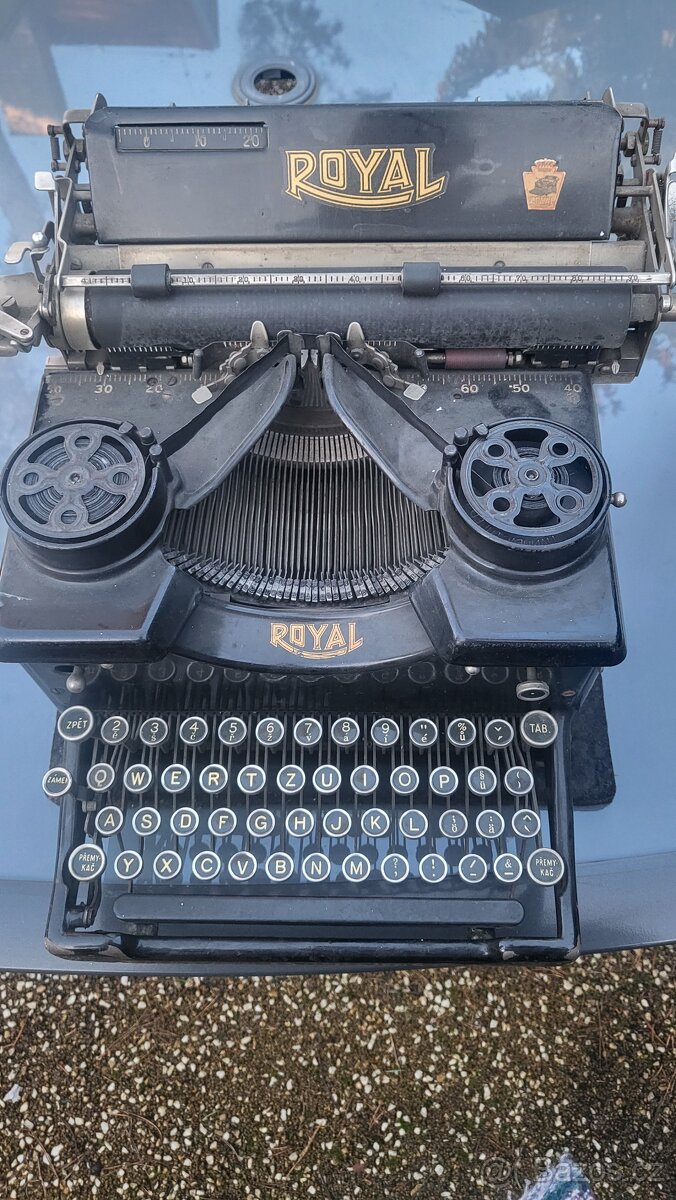 psací stroj ROYAL