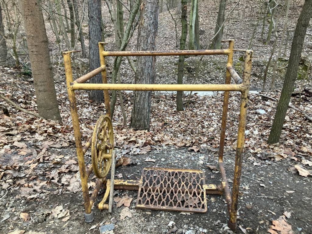 Litinový stojan (nohy) pod šicí stroj
