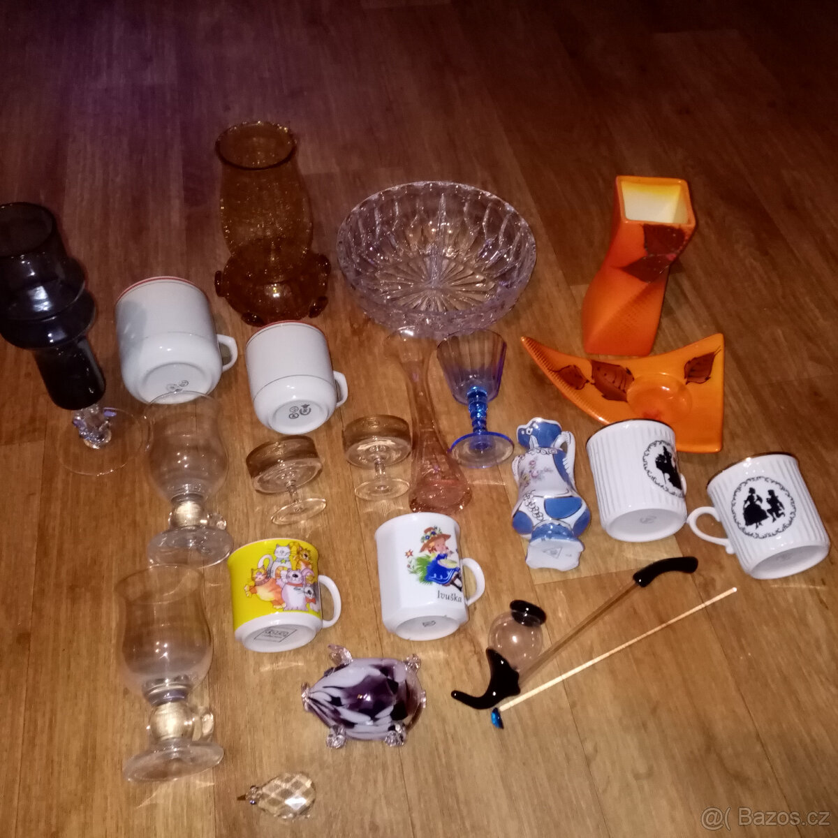 Prodám různé staré české sklo -vázy ,mísy,poháry,fajfky,hrnk
