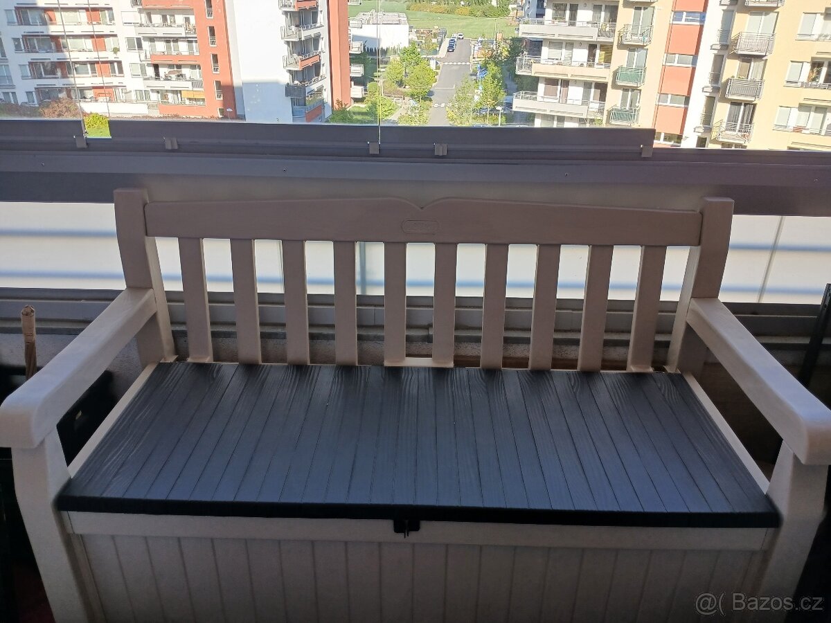 Zahradní lavice s prostorem Keter