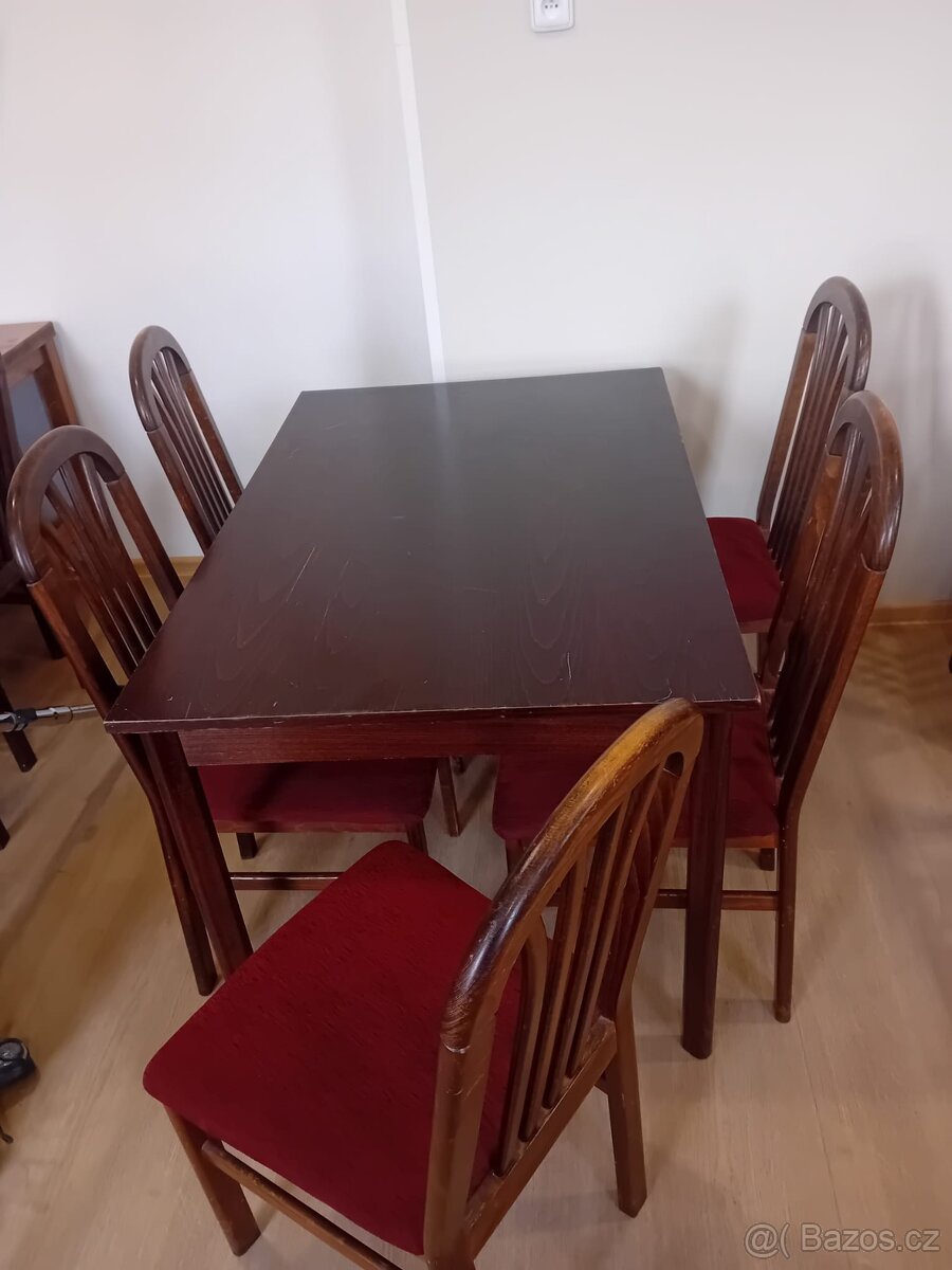 Stůl se zidlemi