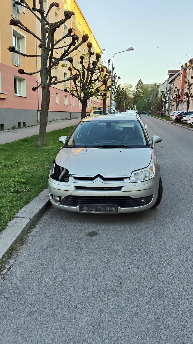 CITROEN C4 1.4, bouraný ale pojízdný; 65kW, rok výroby 2008
