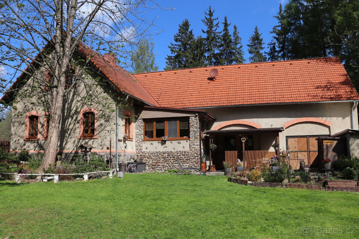 Dům, samota na Šumavě, u lesa, vlastní rybník a pozemek